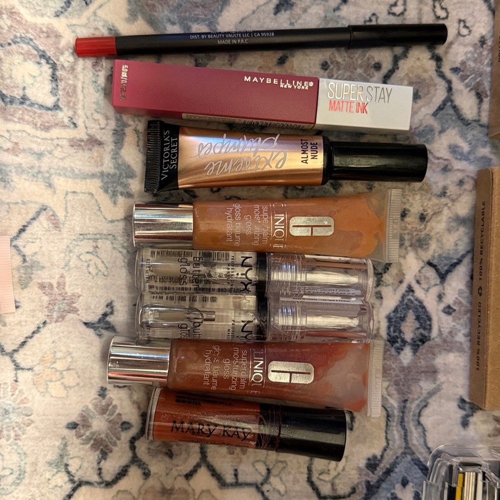 Makeup/razor bundle